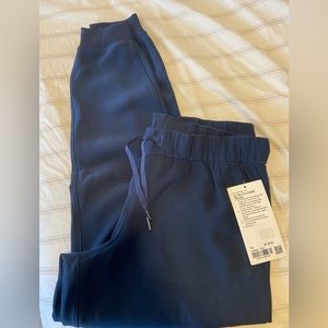 NWT lululemon womens On the fly woven joggers size 10 navy